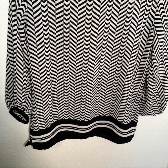 Violet & Claire V-Neck Blouse Black White Geometric - Picture 11 of 13